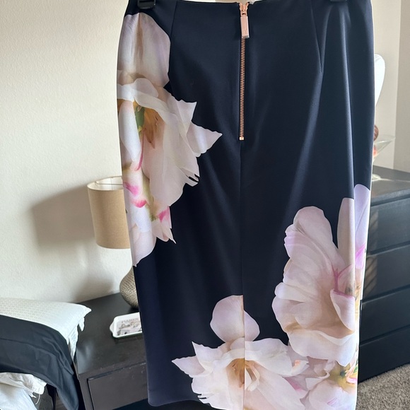 NWT Ted Baker Gardenia Zip Pencil Skirt size 2 - Picture 4 of 7